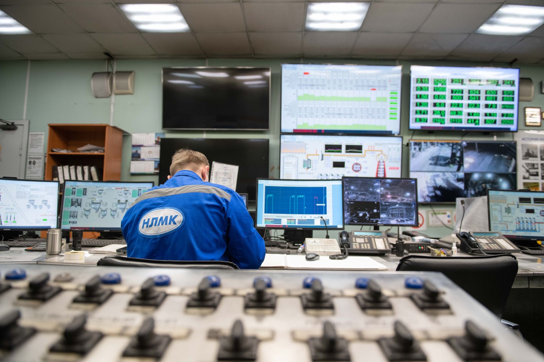 data center operations monitoring screens engineer